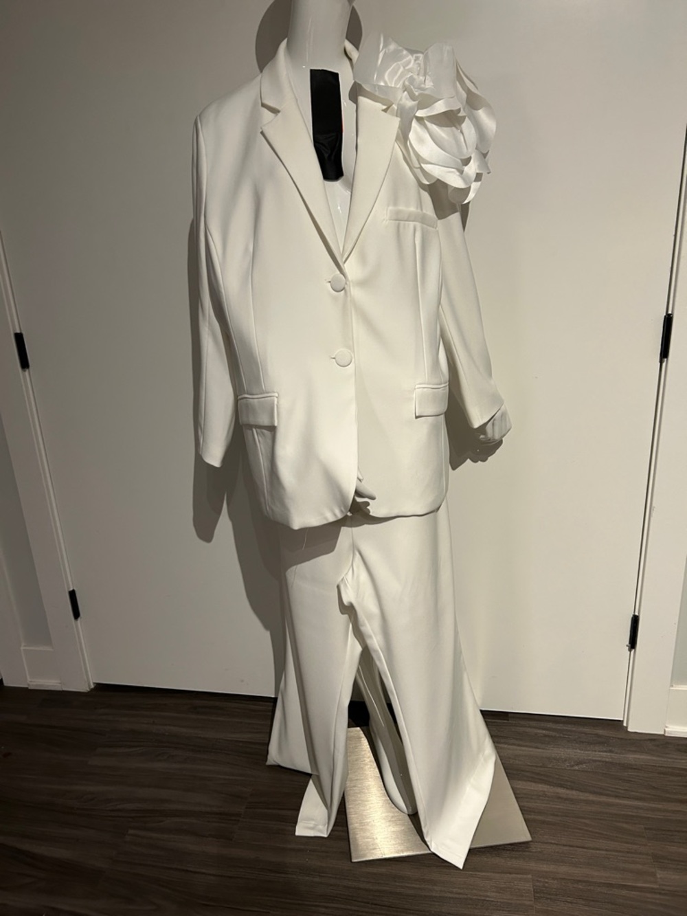 Elegant White Men's Blazer and Trouser Suit
